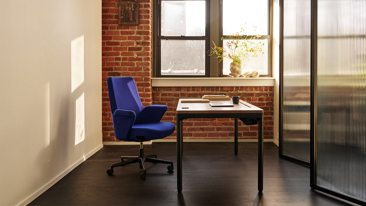 eFloat Quattro, Black Frame with Solid Walnut Worksurface & Summa, Fully Upholstered in Kvadrat Hallingdal 65